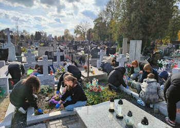 Uczniowie z Rolnika zadbali o nagrobki na cmentarzu Św. Rocha.