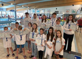 Młodzi pływacy z MKS Delfinek z sukcesami na zawodach w Garwolinie.