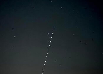 Starlinki widoczne na niebie w okolicach Łukowa.