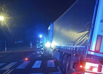 W Ogniwie wciąż trwają prace związane z wyciąganiem samochodu ciężarowego.