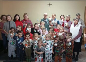 Warsztaty świąteczne w Oszczepalinie – współpraca przedszkolaków i seniorów.