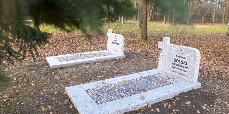 Odnowione nagrobki na Cmentarzu Wojennym w Łukowie.