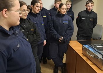 Uczniowie z Radoryża Smolanego poznają tajniki pracy łukowskich policjantów.