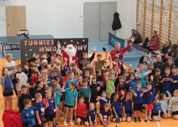 Ekipa z Hutnika na szczycie. VIII Wojewódzki Mikołajkowy Turniej Tenisa Stołowego w Woli Skromowskiej.