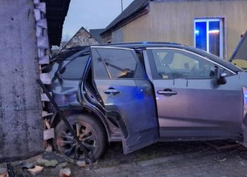 Wypadek w Adamowie – samochód uderzył w budynek mieszkalny
