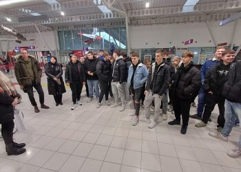 Rolnik z wycieczką na lotnisko w Świdniku.