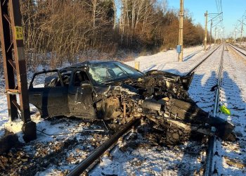 Wypadek na przejeździe kolejowym w Okrzei.
