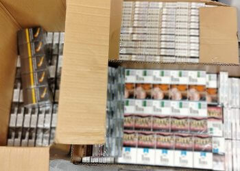 Zatrzymanie 48-latka za handel papierosami bez akcyzy. foto. Policja Łuków.