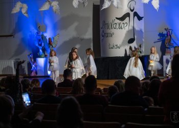 Dzieci podczas występów artystycznych - Aniołkowe granie 2023 rok.