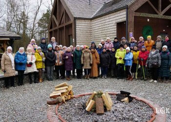 Słuchacze Łukowskiego Uniwersytetu Trzeciego Wieku na zimowej wyprawie do Rezerwatu Jata.