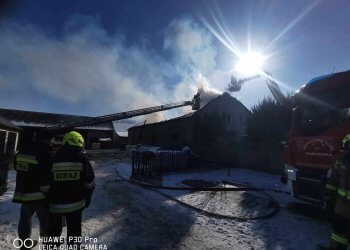 Pożar budynku gospodarczego w Podosiu – strażacy walczą z ogniem