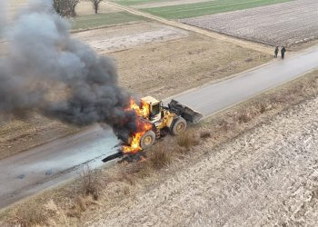 Pożar ładowarki w Starej Hucie – trwa akcja gaśnicza