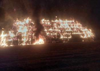 W Wesołówce pali się ogromna sterta bel słomy.