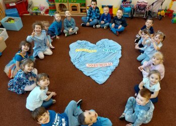 Przedszkole w Dębowicy zaświeciło się na niebiesko.