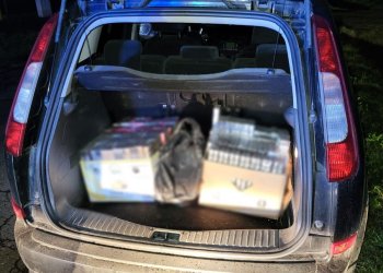 Ponad tysiąc paczek nielegalnych papierosów w aucie. fot. Policja Łuków