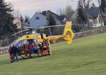 Podczas jazdy na hulajnodze, 14-letni chłopiec upadł i doznał prawdopodobnie urazu głowy. Do zdarzenia doszło na Klimeckiego. Po poszkodowanego przyleciał śmigłowiec.