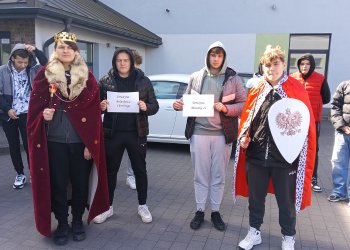 Dwaj królowie, jedna korona – uczniowie ZS nr 1 w historycznej grze terenowej