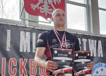 Dawid Jastrzębski z K.O Fight Klub Łuków z dwoma medalami.
