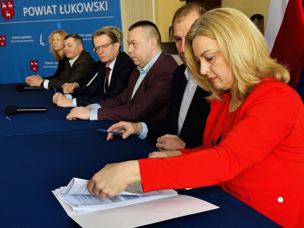 Powiat Łukowski wspiera kulturę, sport i turystykę – podpisano umowy z organizacjami pozarządowymi