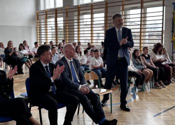 Szkola w Mikłusach nie zostanie zamknięta. Z wizytą w szkole pojawił się Tomasz Szabłowski – Lubelski Kurator Oświaty.