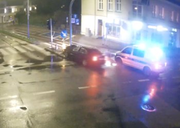 Z promilami, na zakazie i… na słupie. Pijany kierowca uciekał policji w Łukowie