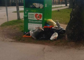 Czytelnik apeluje: „Kontenery na ubrania znowu pełne. Kto ponosi odpowiedzialność?”