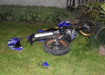 Ciechomin: 14-latek uderzył motocyklem w samochód – nie miał uprawnień, a pojazd był niezarejestrowany. fot. Policja Łuków