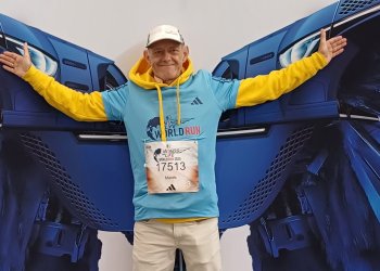 Łukowianin Marek Czarnecki na podium światowego biegu Wings for Life World Run. Fot. Miasto Łuków