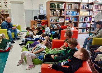 Wspólne czytanie z tatą w Bibliotece Publicznej w Staninie.
