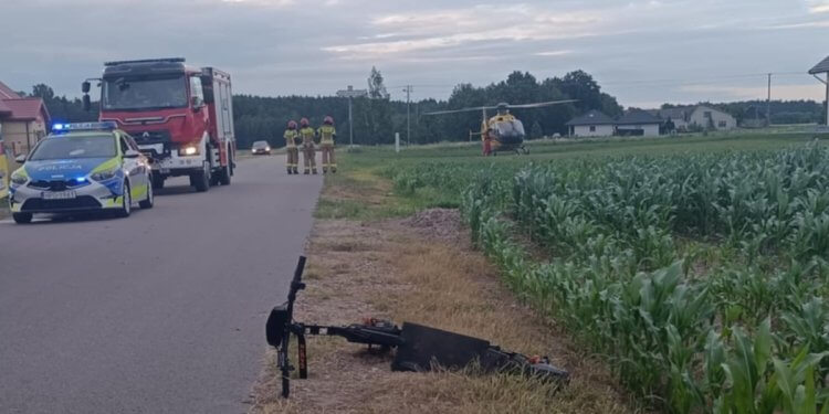 Dwóch nastolatków ciężko rannych po wypadku na hulajnodze elektrycznej w Sobiskach. fot. Policja Łuków
