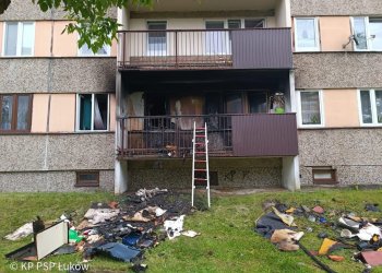 Pożar balkonu na osiedlu Sienkiewicza w Łukowie. Interwencja straży pożarnej. Fot. KP PSP w Łukowie