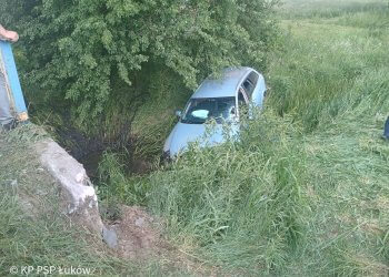 Samochód wpadł do rzeki Bystrzyca w Celinach Włościańskich. Jedna osoba poszkodowana Fot. KP PSP w Łukowie