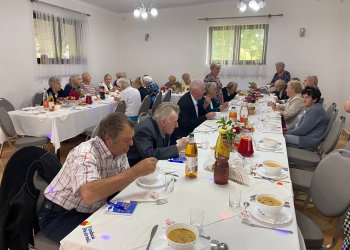 Seniorzy z Aleksandrowa spędzili wspólne chwile przy stole. Spotkanie zorganizowało KGW "Stokrotki"