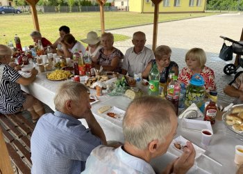 Grill, wata cukrowa i wspomnienia – kolejne spotkanie seniorów w Aleksandrowie za nami