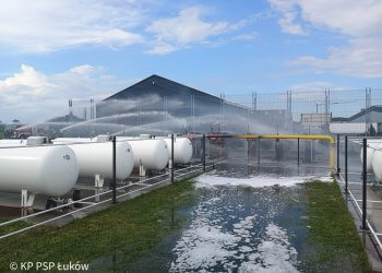 Pożar instalacji gazowej w Gręzówce. Szybka interwencja służb ratunkowych. fot. KP PSP Łuków