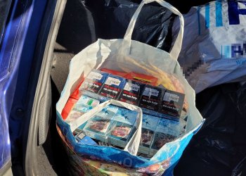 Prawie 1000 paczek nielegalnych papierosów w samochodzie na posesji w gminie Wola Mysłowska. Fot Policja Łuków