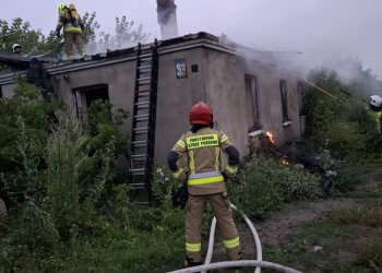 Pożar pustostanu w Sarnowie. Na miejscu pięć jednostek OSP i strażacy z JRG Łuków