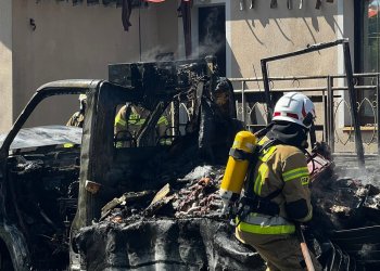 Pożar samochodu dostawczego w Serokomli – ogień zagrażał pobliskiemu budynkowi. Fot. OSP Serokomla
