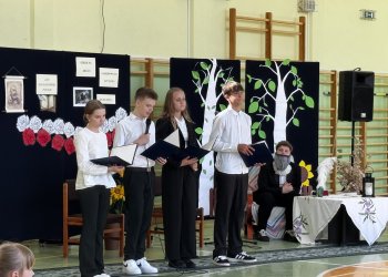 Narodowe Czytanie 2025 w Zespole Szkół w Świdrach – spotkanie z twórczością Jana Kochanowskiego