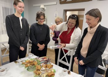 Młodzież z ZS nr 2 z wizytą u seniorów – słodki gest pełen serca. fot. ŁSM w Łukowie.