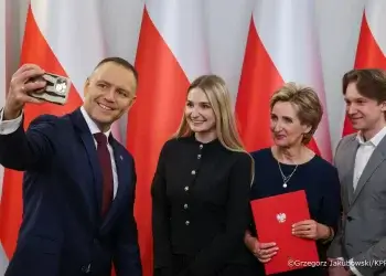 Profesor Regina Ewa Wierzejska z nominacją profesorską z rąk Prezydenta RP. fot. Grzegorz Jakubowski /KPRP