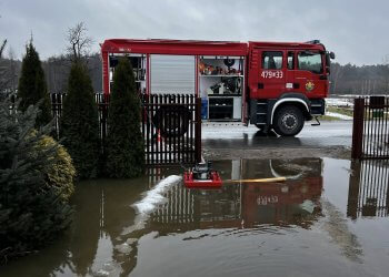 Wzrost interwencji straży pożarnej. Woda z roztopów zalewa posesje w powiecie łukowskim. fot. KP PSP Łuków