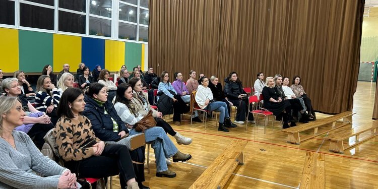 Uważni dorośli – bezpieczne dzieci. Profilaktyczne spotkanie w SP nr 5 w Łukowie