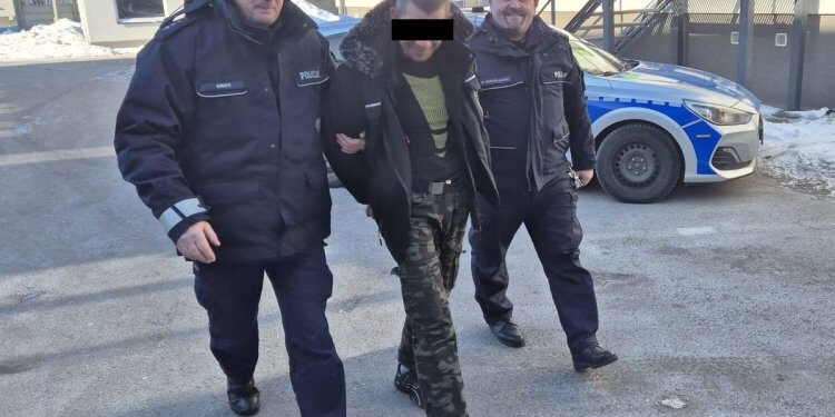 Dzielnicowi z Adamowa zatrzymali poszukiwanego 48-latka. Trafił do Zakładu Karnego. Fot. KPP Łuków