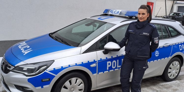 Mł. asp. Karolina Konieczna pomogła mężczyźnie. Fot. KPP Łuków