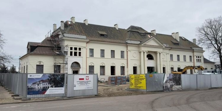 Pasażerowie marzną na stacji podczas remontu dworca PKP w Łukowie. Fot. Łuków24.info