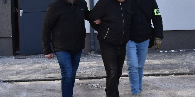 Nielegalne papierosy, ucieczka i użycie broni przez policję. fot. KPP Łuków