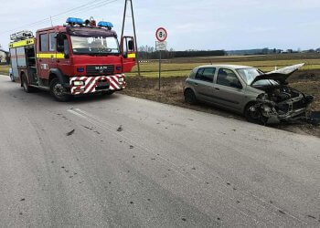 Kolizja drogowa w Wojcieszkowie. Na miejscu trzy zastępy straży pożarnej i policja