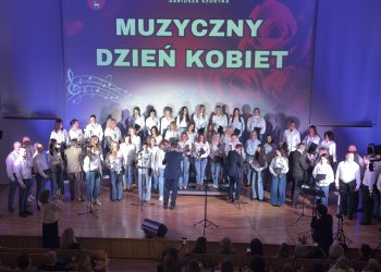 Muzyczny Dzień Kobiet w I LO w Łukowie. Koncert i występy artystyczne dla mieszkanek powiatu