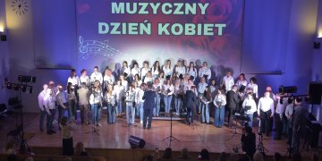 Muzyczny Dzień Kobiet w I LO w Łukowie. Koncert i występy artystyczne dla mieszkanek powiatu